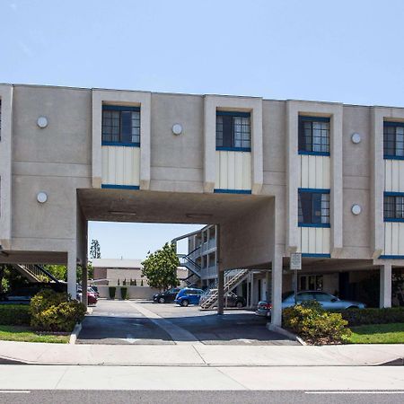 Days Inn By Wyndham Orange Anaheim Экстерьер фото