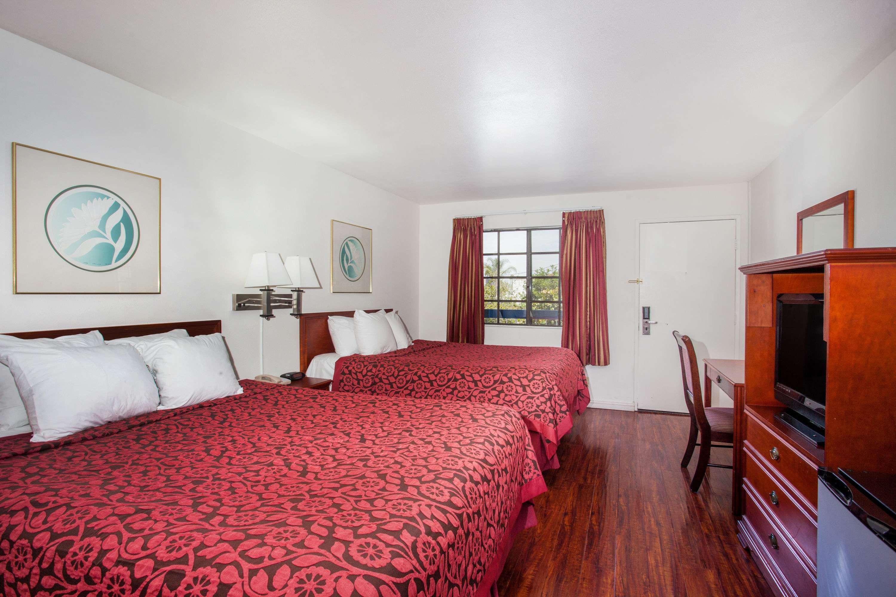 Days Inn By Wyndham Orange Anaheim Экстерьер фото