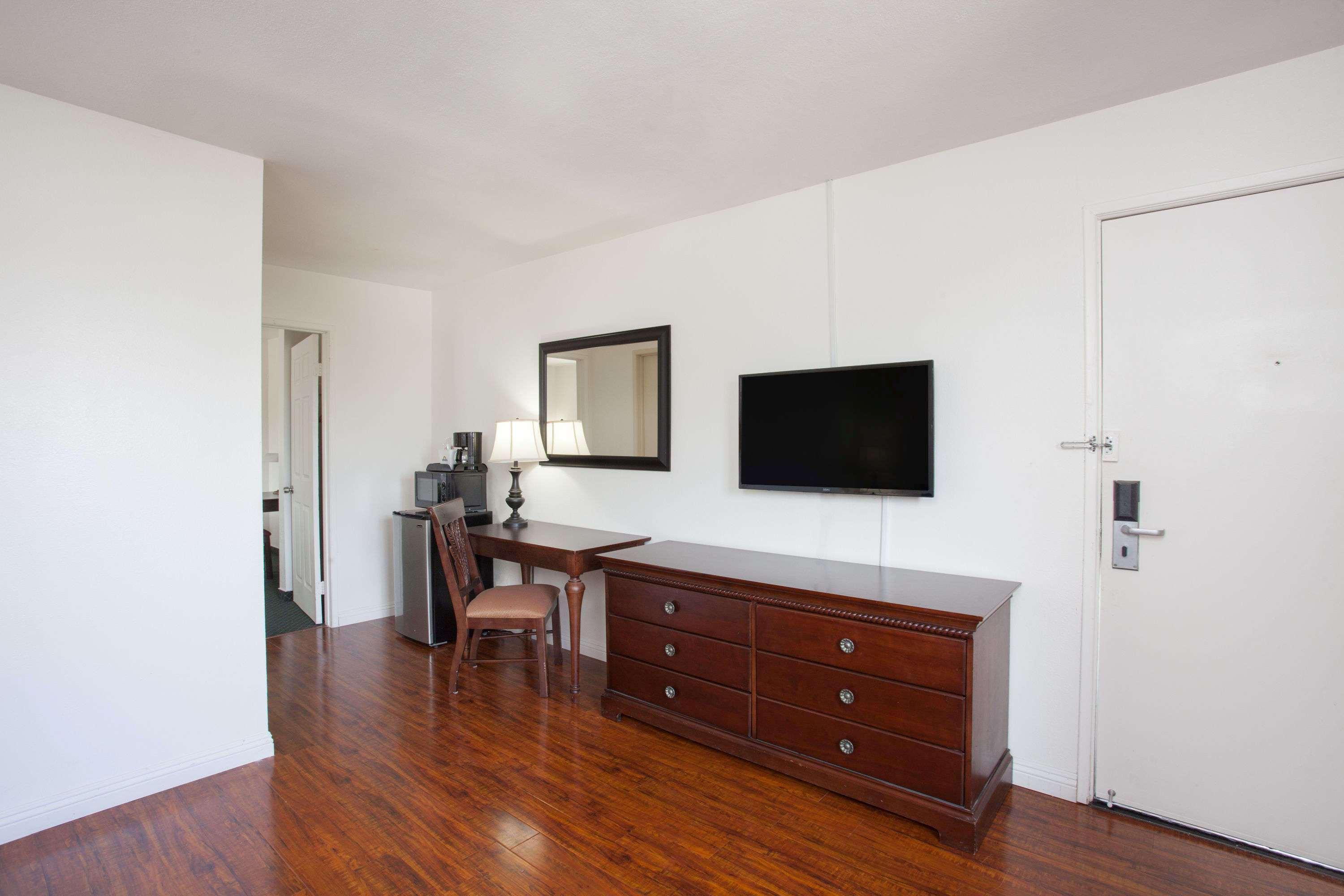 Days Inn By Wyndham Orange Anaheim Экстерьер фото